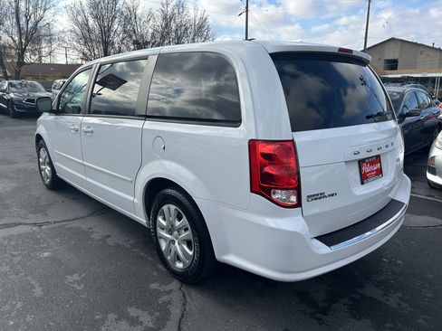 Used 2017 Dodge Grand Caravan SE w/ UConnect Hands-Free Group image 3