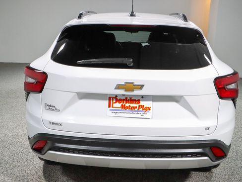 Used 2024 Chevrolet Trax LT w/ Sunroof Package FWD image 8