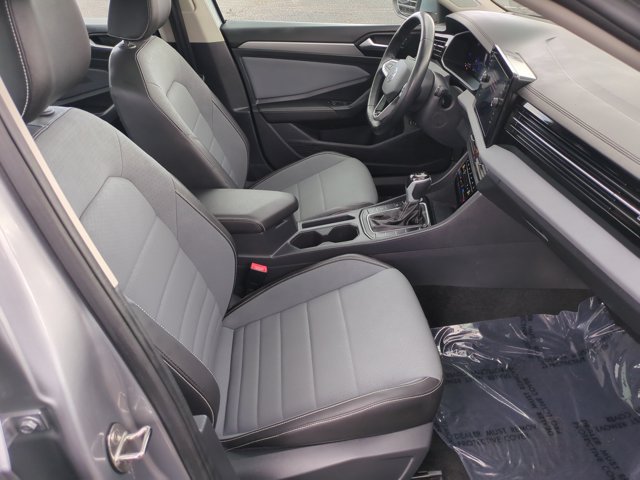 Used 2025 Volkswagen Jetta SE FWD image 19