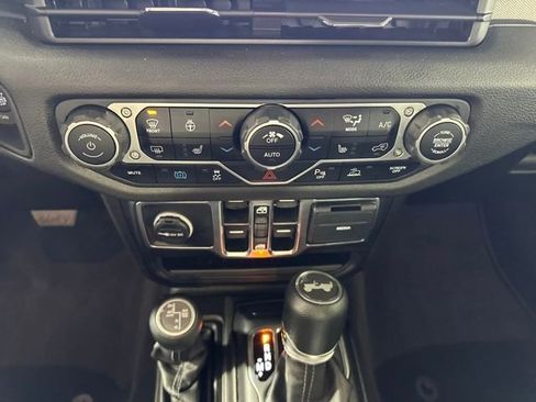 Used 2024 Jeep Wrangler Unlimited w/ Convenience Group AWD/4WD image 23