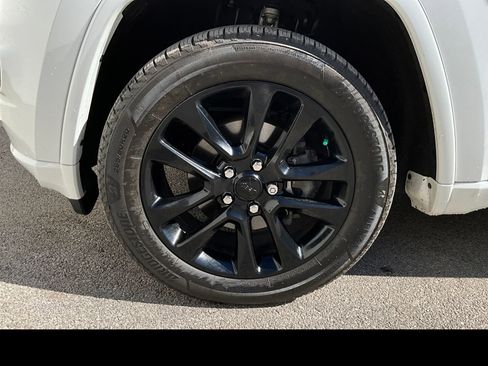 Used 2020 Jeep Grand Cherokee Altitude AWD/4WD image 23