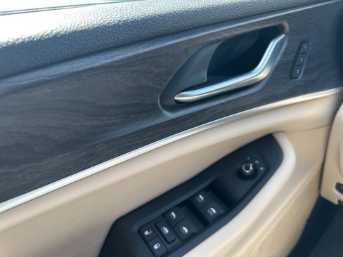 Used 2024 Jeep Grand Cherokee Limited image 38