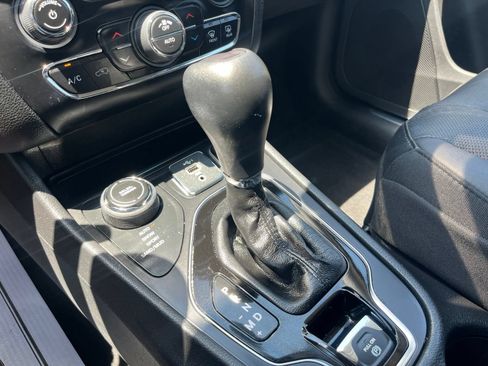 Used 2020 Jeep Cherokee Limited AWD/4WD image 25