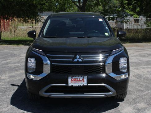 Used 2025 Mitsubishi Outlander SE AWD/4WD image 2