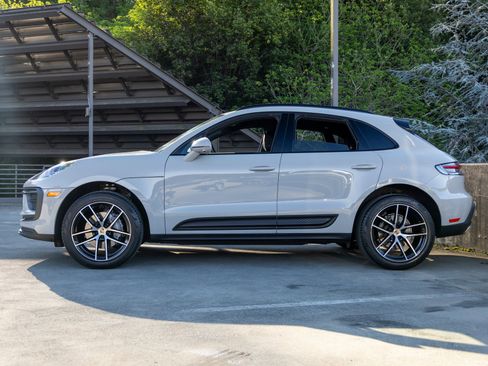 Certified 2024 Porsche Macan image 2