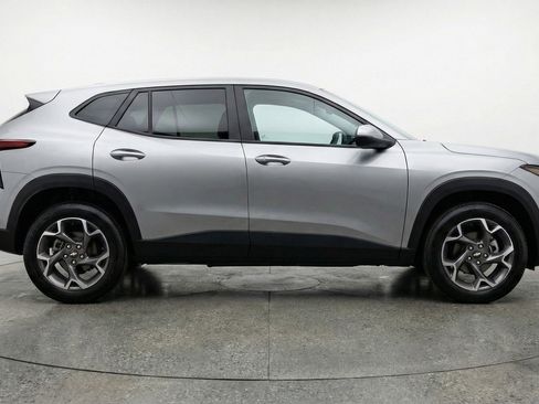 Used 2025 Chevrolet Trax LT w/ LT Convenience Package FWD image 11
