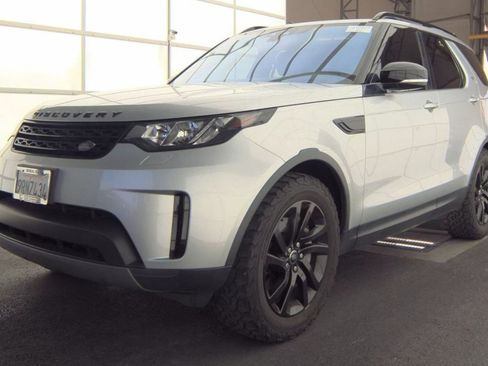 Used 2018 Land Rover Discovery SE image 2