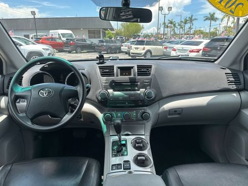 Used 2011 Toyota Highlander 4WD w/ Tow Pkg image 28
