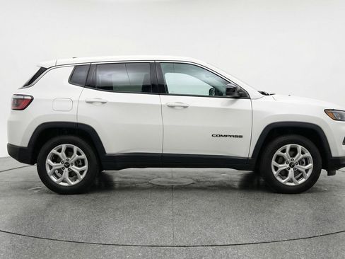 Used 2025 Jeep Compass Latitude AWD/4WD image 11