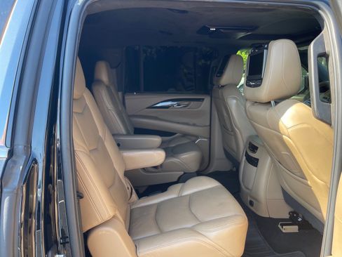 Used 2019 Cadillac Escalade ESV Platinum AWD/4WD image 17