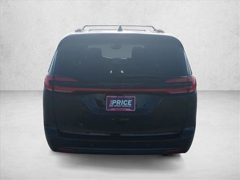 Used 2025 Chrysler Pacifica Limited FWD image 7