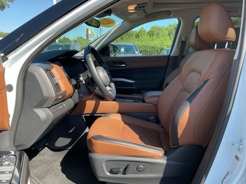 Used 2025 Nissan Pathfinder Platinum AWD/4WD image 19