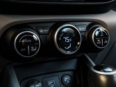 Certified 2021 Hyundai Venue SEL image 18