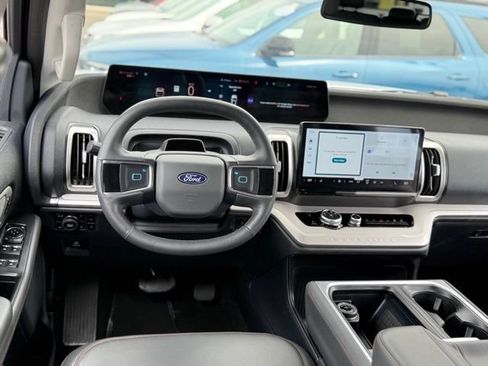Used 2025 Ford Expedition Active AWD/4WD image 7