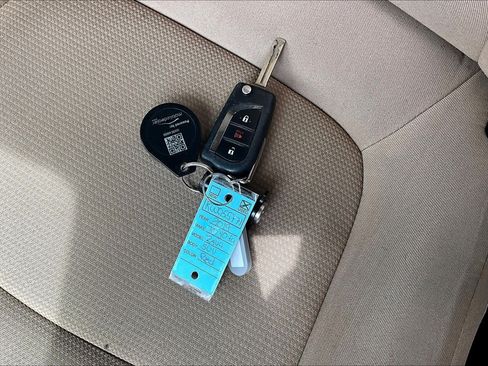Used 2019 Toyota RAV4 LE FWD image 15