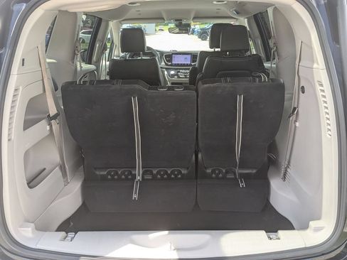 Used 2023 Chrysler Pacifica Touring-L FWD image 27