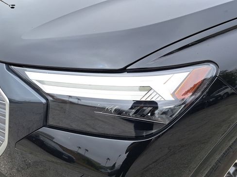 Used 2023 Audi Q4 e-tron Premium Plus w/ Premium Plus image 8