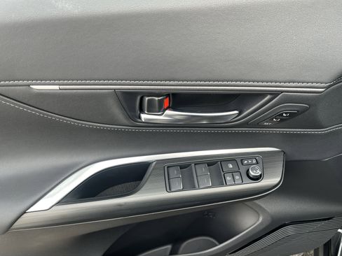 Used 2023 Toyota Venza Limited image 17