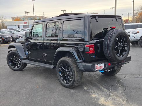 Used 2022 Jeep Wrangler Unlimited Sahara w/ Cold Weather Group image 16