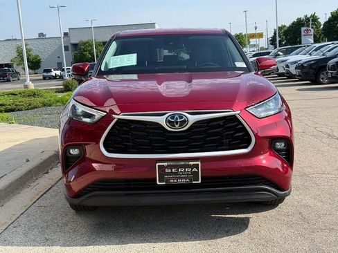 Used 2024 Toyota Highlander LE AWD/4WD image 8