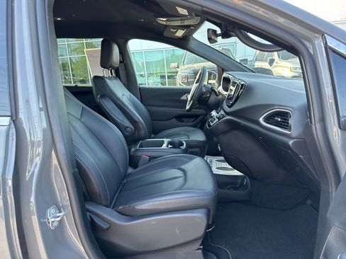 Used 2025 Chrysler Pacifica Select FWD image 15