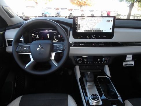 New 2025 Mitsubishi Outlander SE image 14