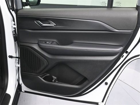 New 2025 Jeep Grand Cherokee L Altitude image 12