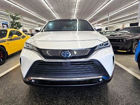 Used 2022 Toyota Venza LE image 3