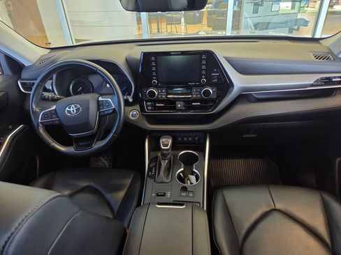 Used 2020 Toyota Highlander XLE AWD/4WD image 34