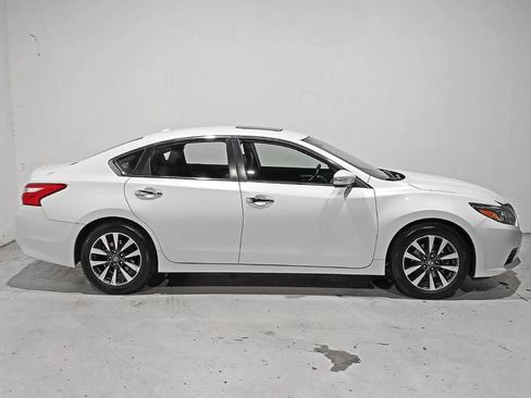 Used 2017 Nissan Altima 2.5 SL w/ Moonroof Package FWD image 7