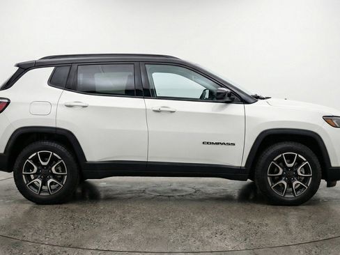 Used 2025 Jeep Compass Trailhawk AWD/4WD image 11