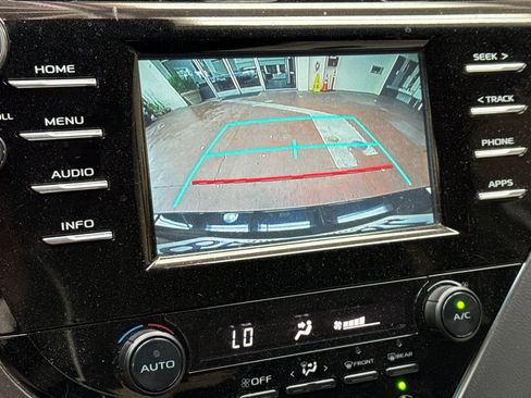 Used 2018 Toyota Camry SE image 23