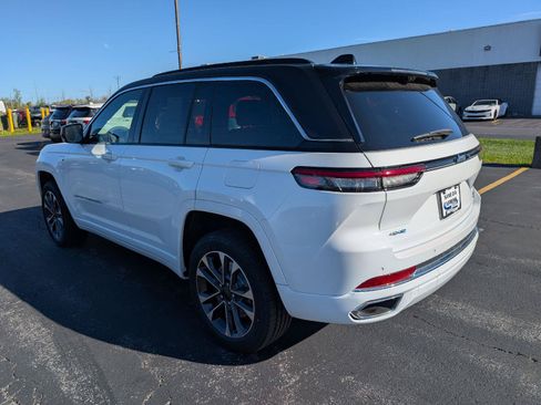 Used 2024 Jeep Grand Cherokee Overland w/ Luxury Tech Group IV AWD/4WD image 5