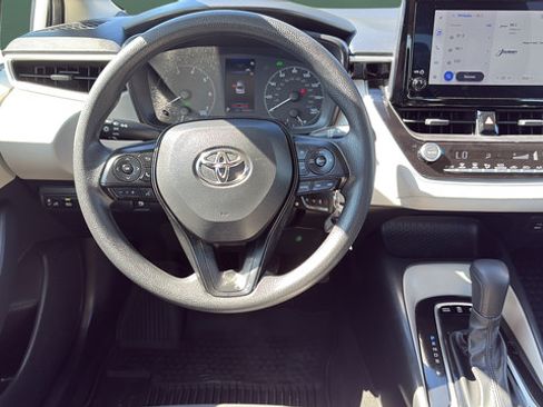 Used 2025 Toyota Corolla LE FWD image 25