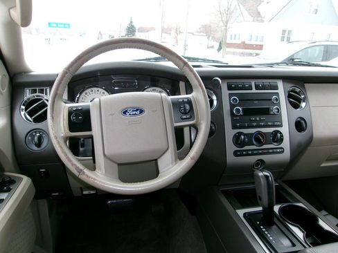 Used 2010 Ford Expedition XLT image 6