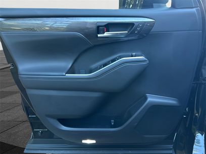 Used 2025 Toyota Highlander Platinum