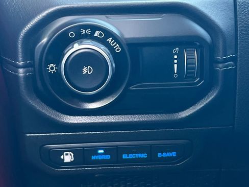 Used 2025 Jeep Wrangler Unlimited Sahara AWD/4WD image 32