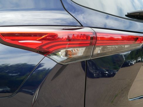 Used 2020 Toyota Highlander LE AWD/4WD image 17