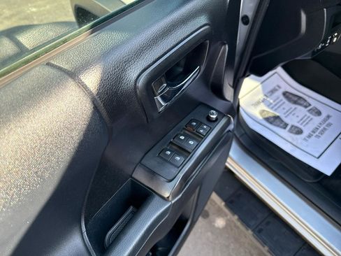 Used 2017 Toyota Tacoma TRD Off-Road w/ Premium & Technology Package image 9