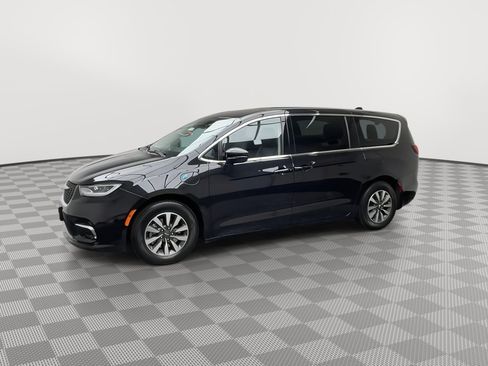 Used 2023 Chrysler Pacifica Touring-L FWD image 35