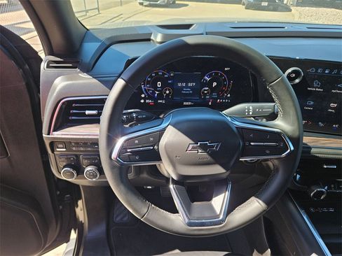 Used 2025 Chevrolet Suburban Z71 image 18