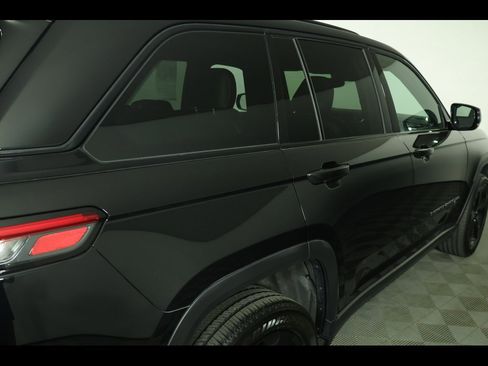 Used 2022 Jeep Grand Cherokee Altitude image 18