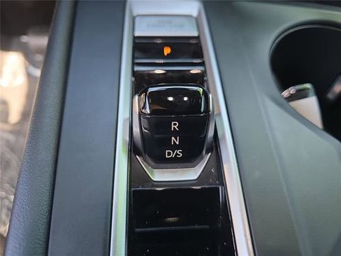 Used 2024 Volkswagen Atlas Cross Sport SE image 20