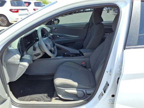 Used 2025 Hyundai Elantra SE FWD image 4