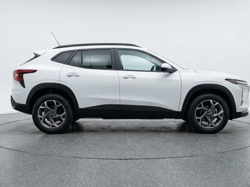 Used 2025 Chevrolet Trax LT w/ LT Convenience Package FWD image 11