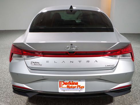 Used 2021 Hyundai Elantra Limited image 8
