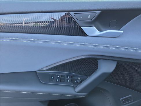 New 2026 Volkswagen Tiguan SE FWD image 13