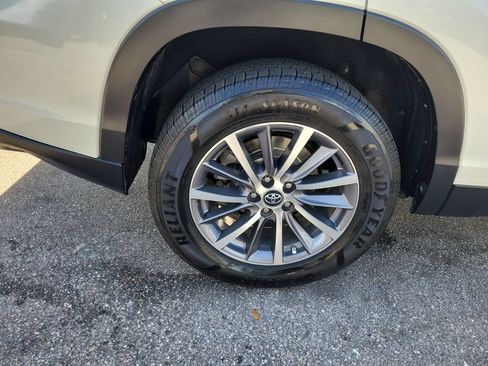 Used 2019 Toyota Highlander XLE FWD image 30