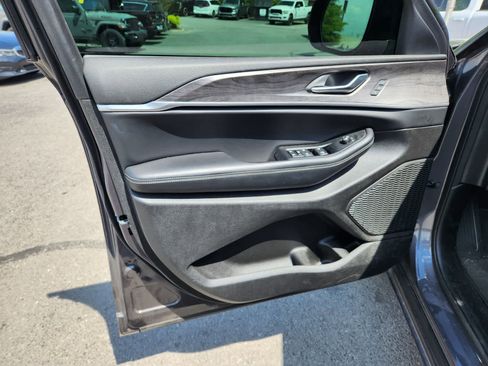 Used 2025 Jeep Grand Cherokee L Limited w/ Luxury Tech Group II AWD/4WD image 16