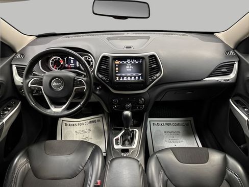 Used 2018 Jeep Cherokee Latitude Plus w/ Comfort/Convenience Group FWD image 12